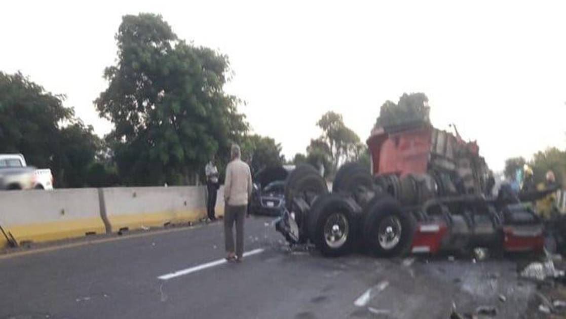 Vuelca tractocamión en la autopista Benito Juárez y conductor queda