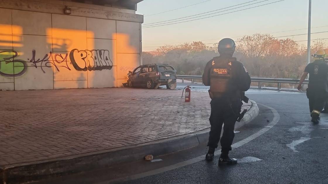 Choca auto contra puente y se incendia en Culiacán muere hombre