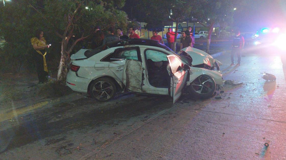 Se Impacta Joven Mujer En Su Auto Contra Un Rbol Por El Bulevar