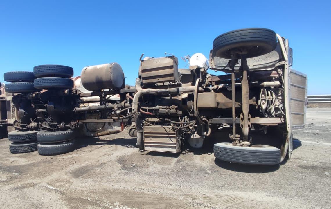 G Ndola Cargada De Arena Vuelca En Distribuidor Vial De La Carretera