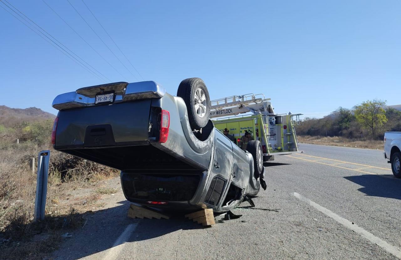 Automóvil choca y provoca volcadura de camioneta en Mazatlán