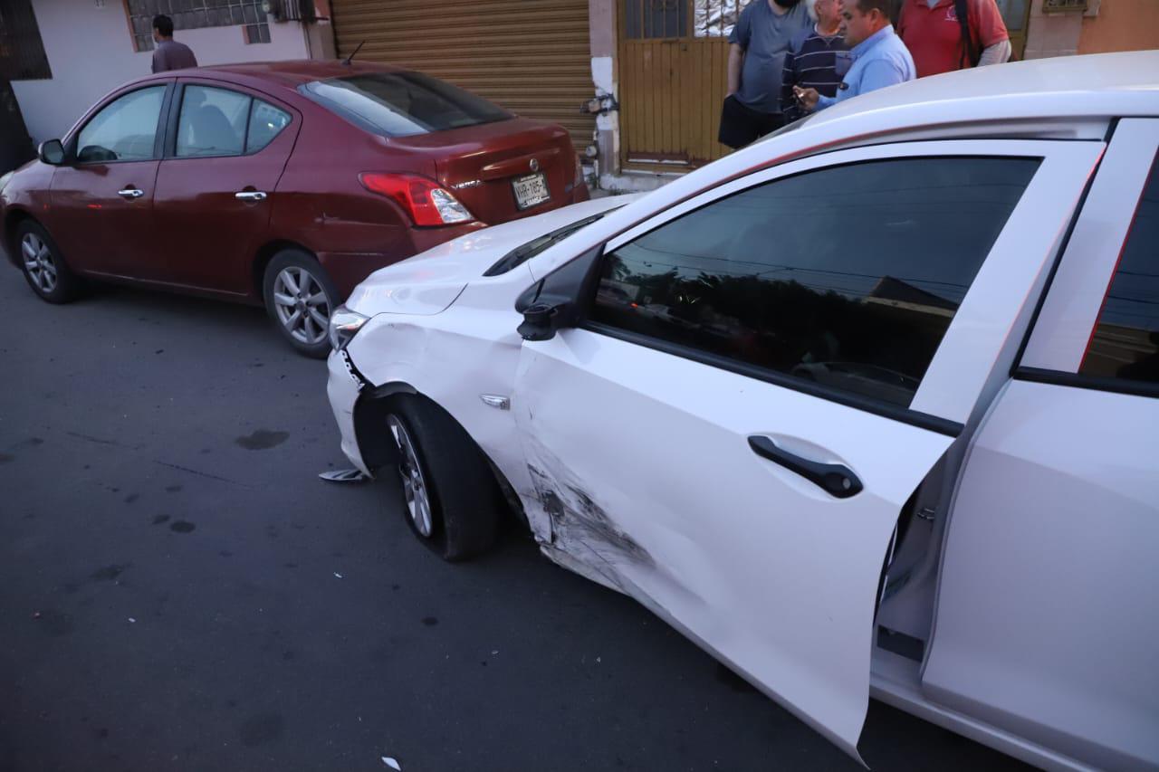 Chocan dos autos y dañan otros dos estacionados en pleno centro de Mazatlán