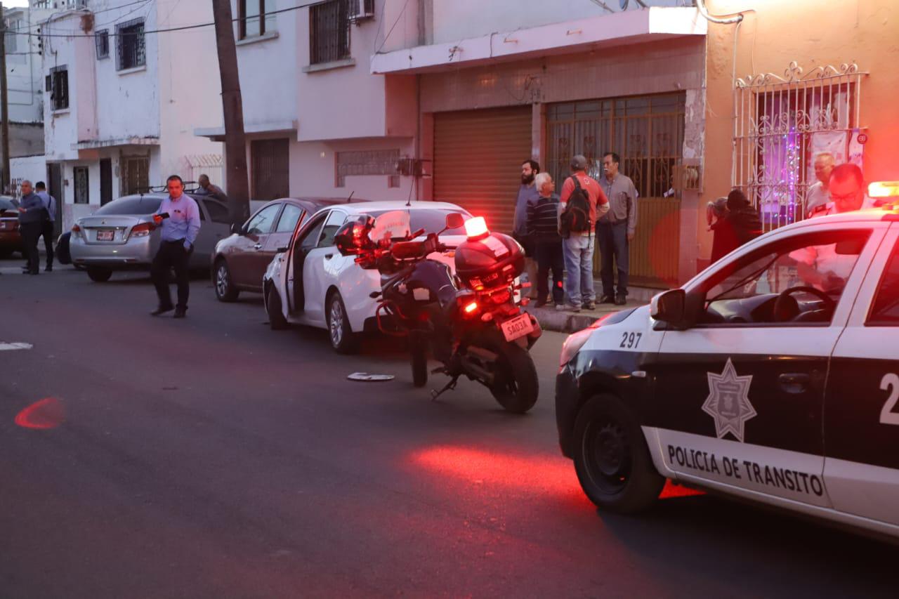 Chocan Dos Autos Y Da An Otros Dos Estacionados En Pleno Centro De Mazatl N