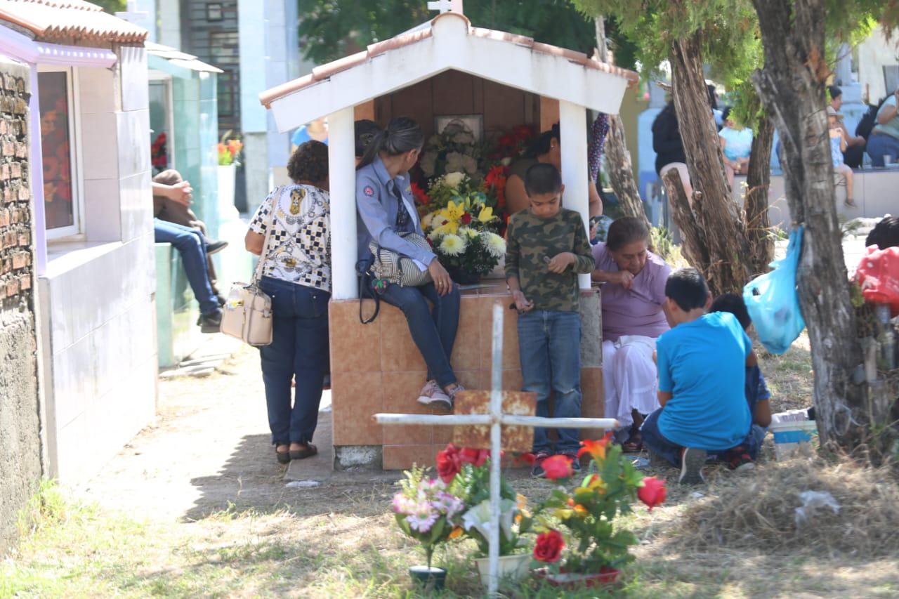 Acuden miles de personas a panteones de Mazatlán a conmemorar el Día de