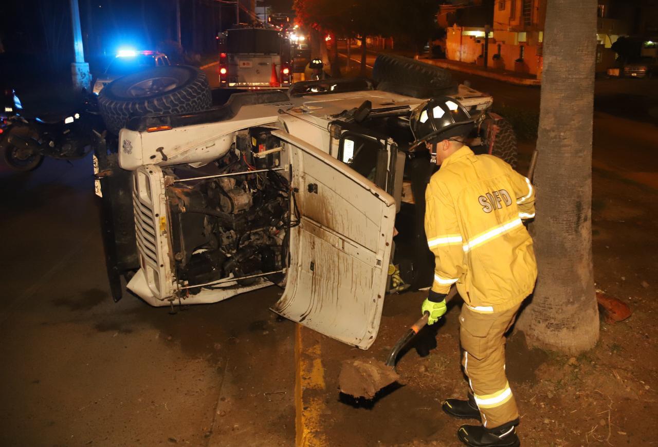 Vuelca Jeep tras ser impactado por camioneta en Mazatlán