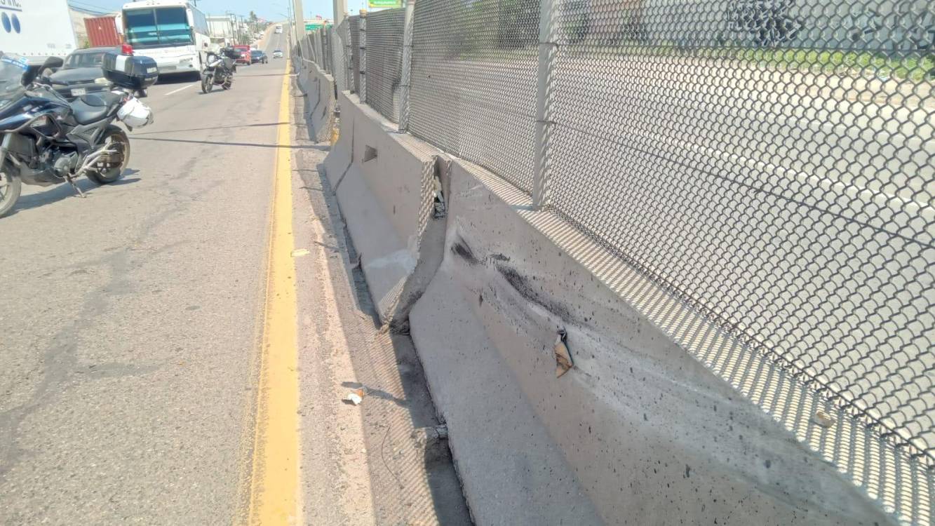 Auto vuelca tras chocar contra muro y tráiler que maniobraba en el sur