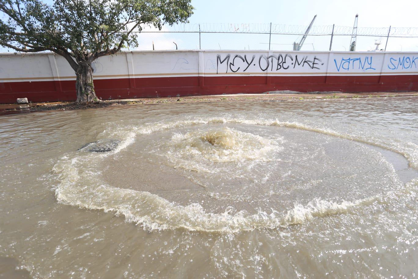 Se Desbordan Aguas Negras En La Avenida Emilio Barrag N En Mazatl N