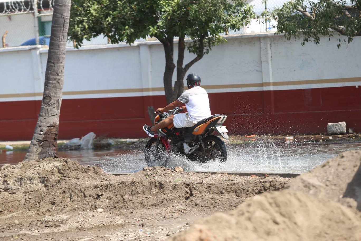 Se Desbordan Aguas Negras En La Avenida Emilio Barrag N En Mazatl N