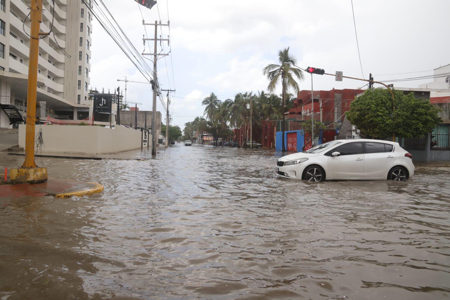 Cae fuerte lluvia acompañada de granizo en Mazatlán