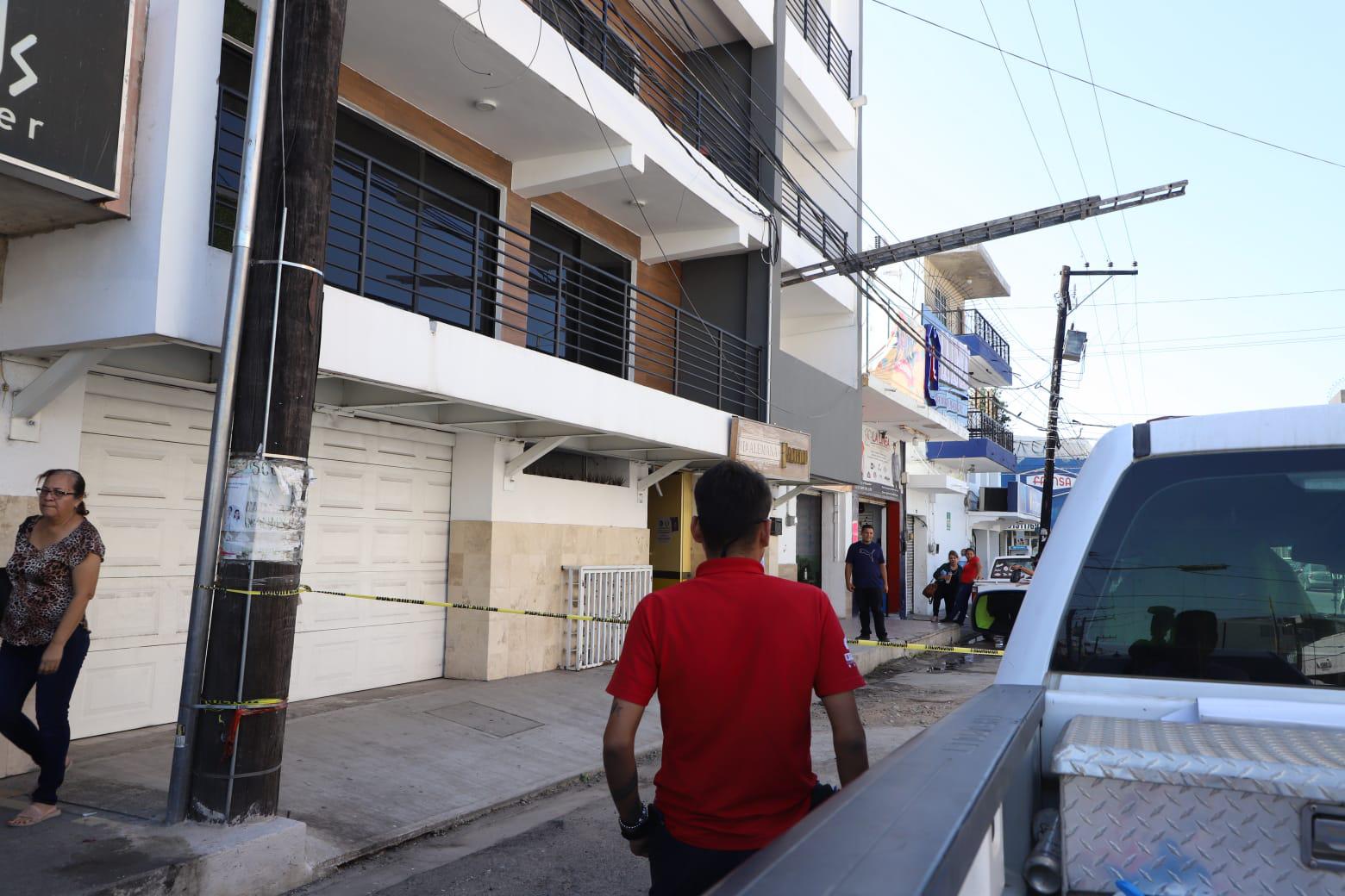 Trabajador Recibe Descarga El Ctrica Al Tocar Cables De Alta Tensi N