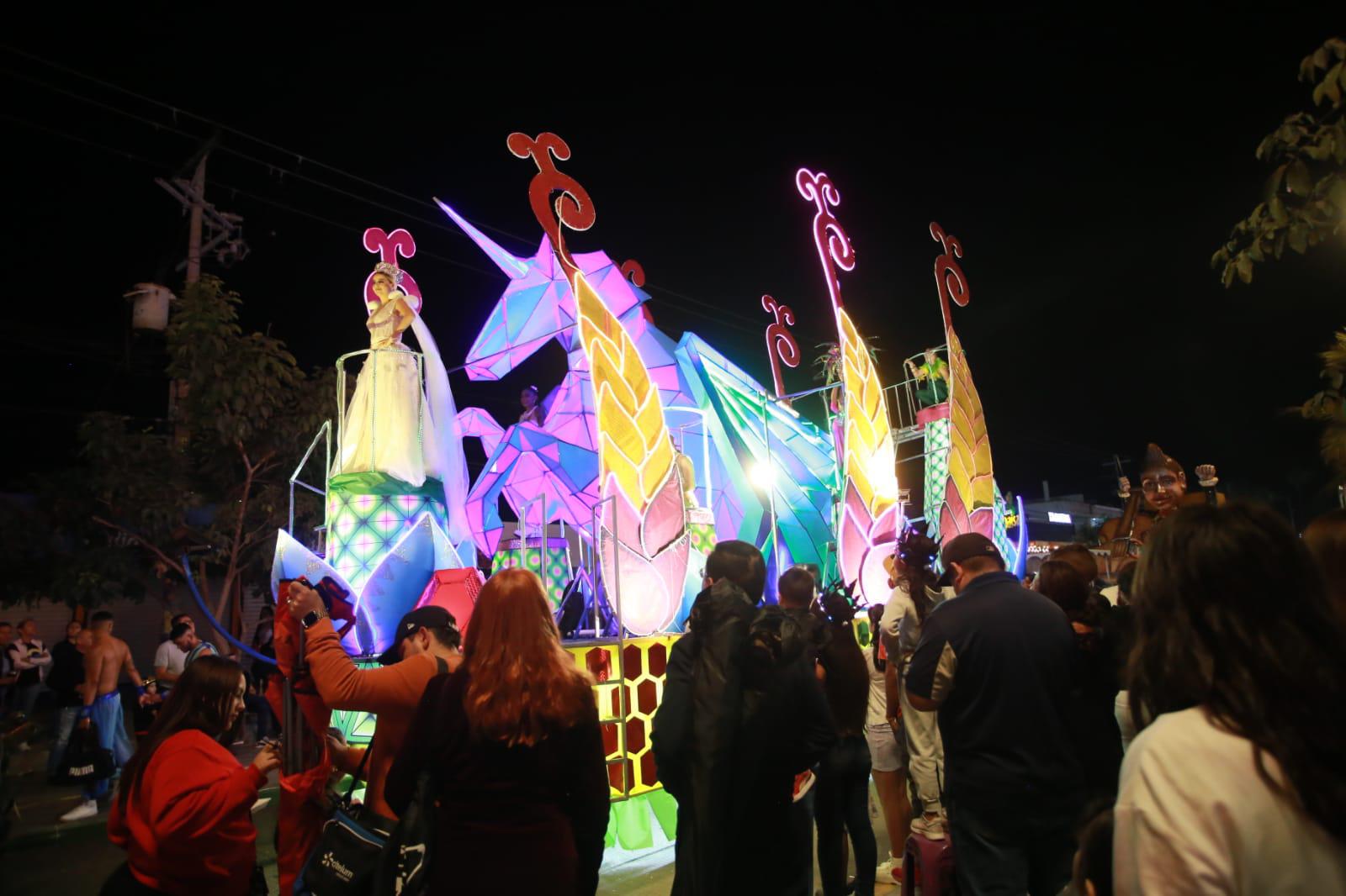 Culmina el primer desfile de Carnaval tras más de cinco horas y media