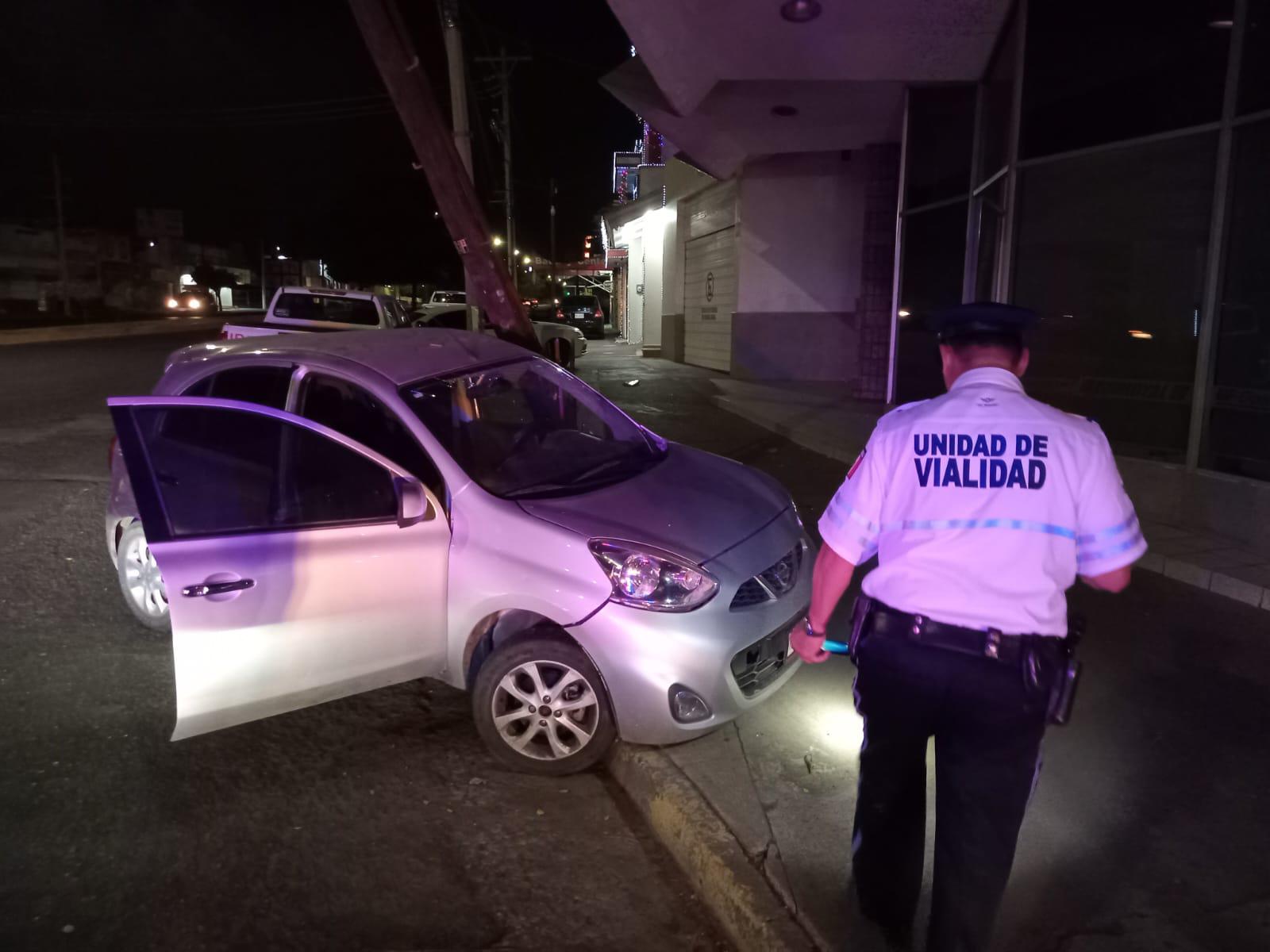 Conductora Resulta Lesionada Al Chocar Contra Un Poste De Madera En