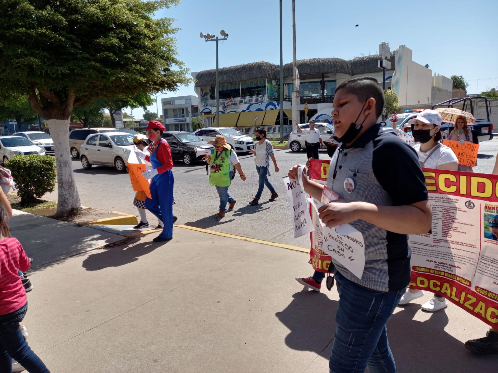 En Culiacán niñas y niños marchan a la Fiscalía para exigir que se