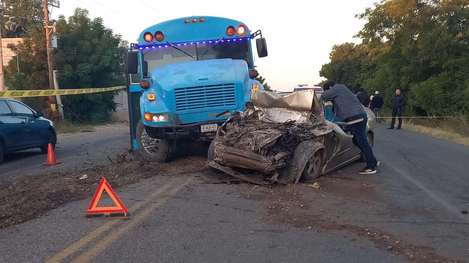 Chocan auto y camión de jornaleros en Culiacán muere un joven