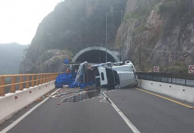 Reportan cierre de Autopista Durango Mazatlán por accidente