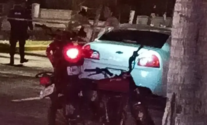 Mueren dos jóvenes al chocar en moto contra poste en Mazatlán