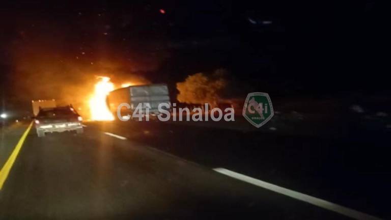 Se Vuelca Tr Iler En La Autopista Culiac N Mazatl N Y Se Incendia