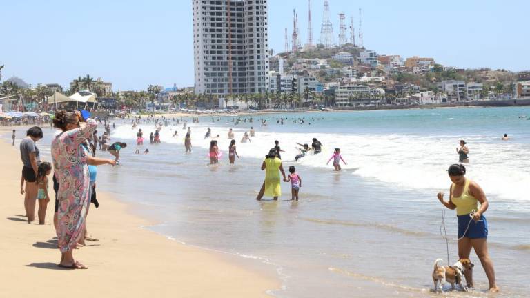 Miles De Personas Disfrutan De Las Playas De Mazatl N El Fin De Semana