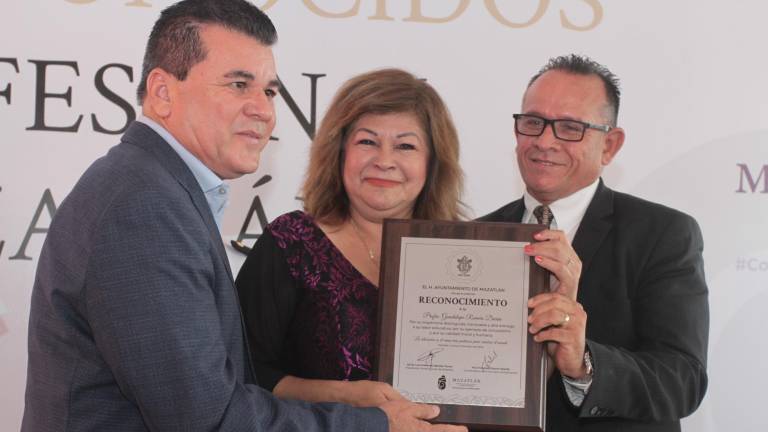 Reciben profesores la Medalla al Mérito Rafael Ramírez