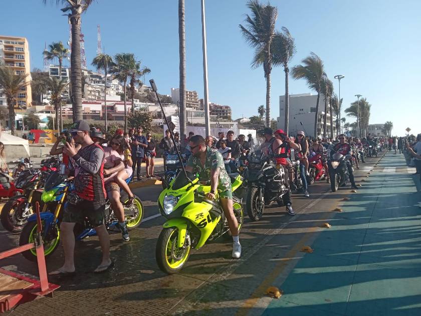 Se llena el malecón con el desfile de motos en Mazatlán