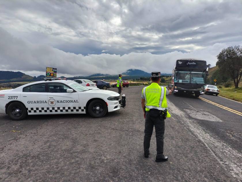 Vuelca tráiler de galletas sobre la autopista en Culiacán