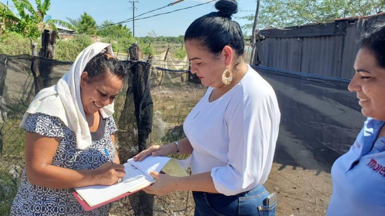 Entregan apoyos económicos a 31 familias damnificadas por inundaciones