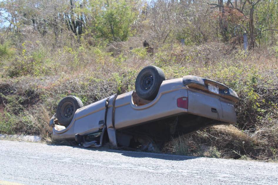 Camioneta Sufre Volcadura En Carretera En Rosario Y Tripulantes