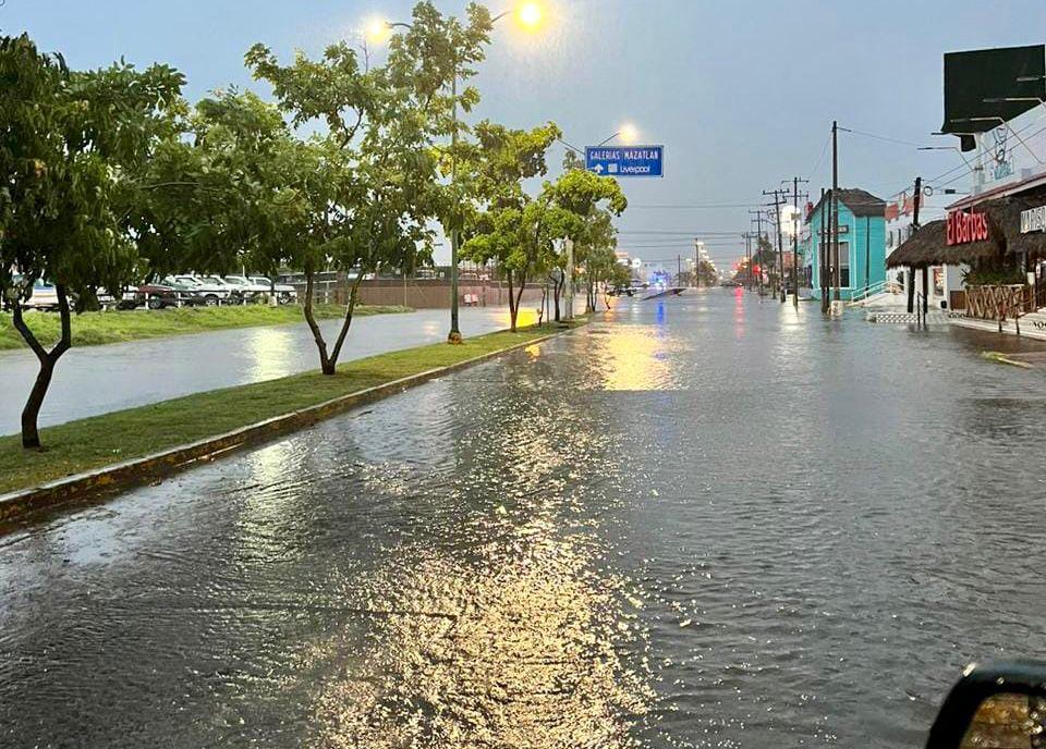 Reabren cuatro vialidades cerradas por inundación en 20 de Noviembre e