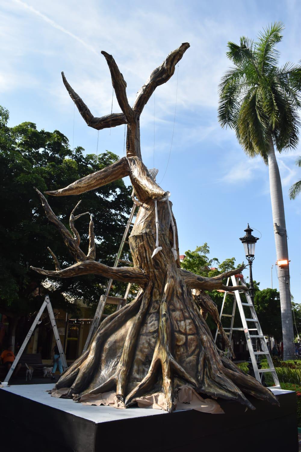 $!Gustan a turistas y locales las catrinas, calaveras y altares en el Centro Histórico de Mazatlán