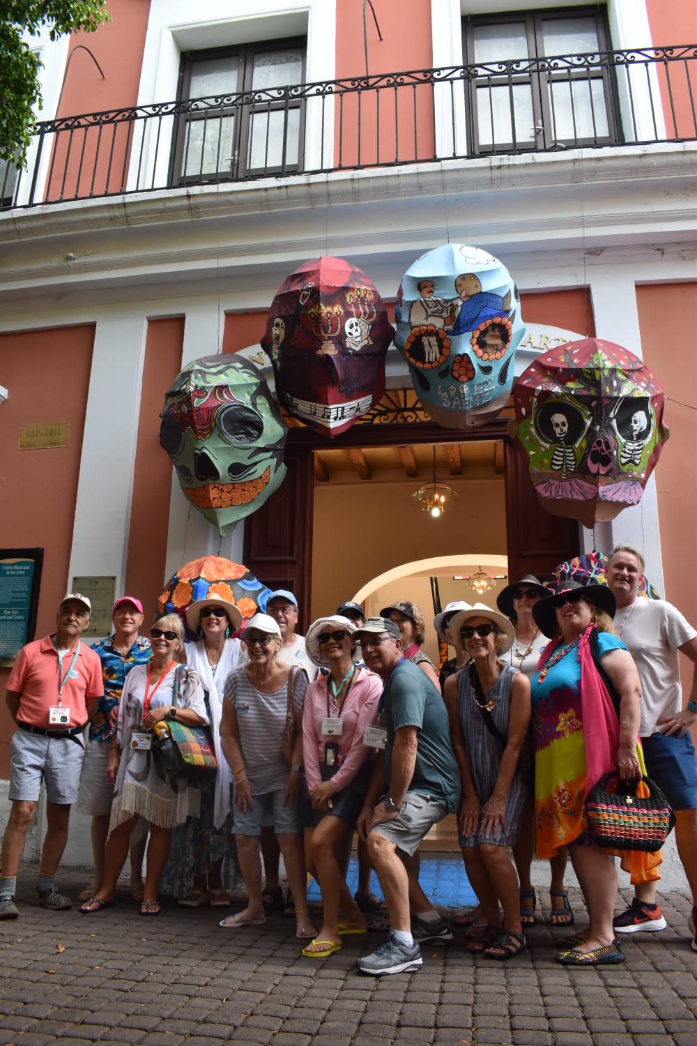 $!Gustan a turistas y locales las catrinas, calaveras y altares en el Centro Histórico de Mazatlán