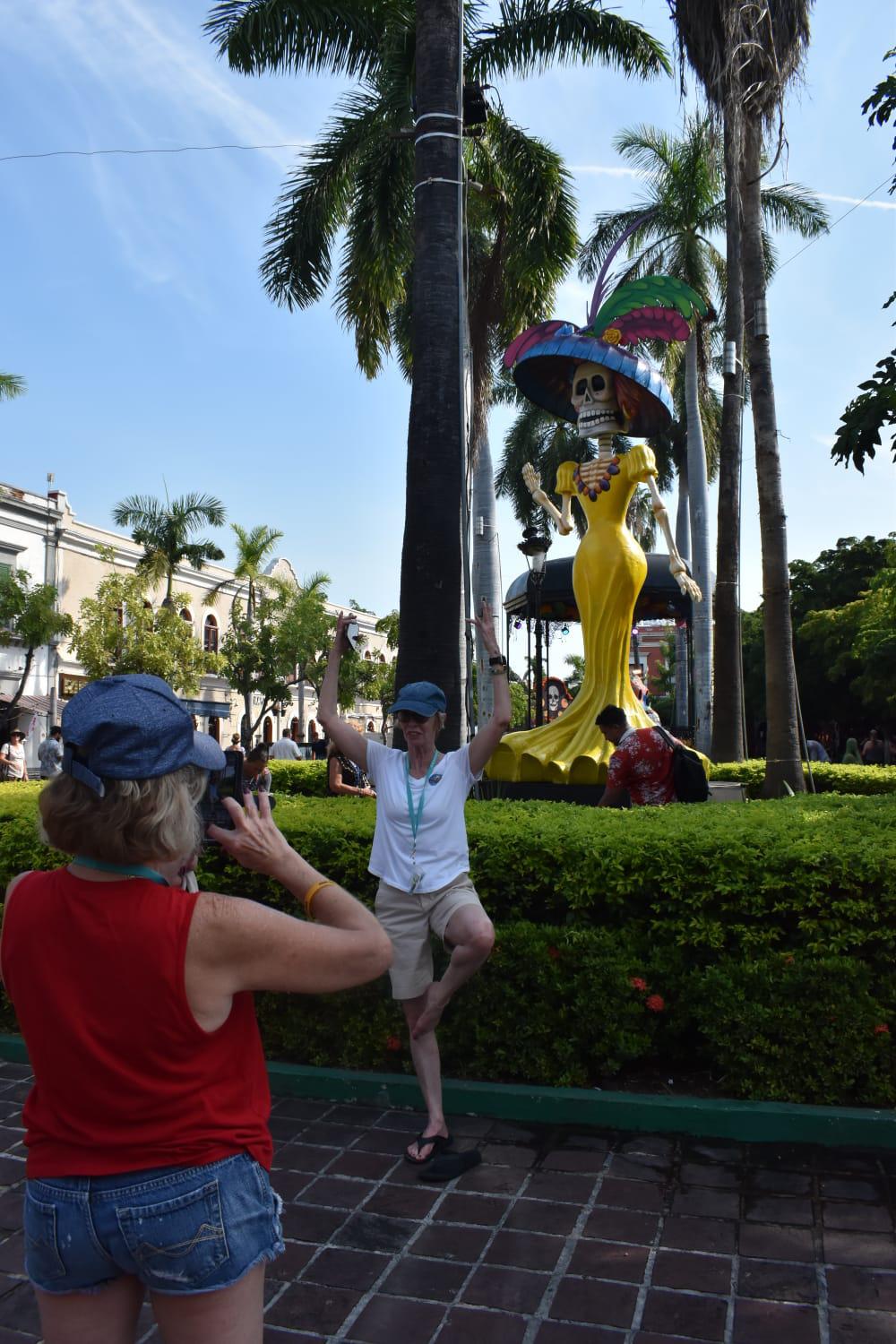 $!Gustan a turistas y locales las catrinas, calaveras y altares en el Centro Histórico de Mazatlán