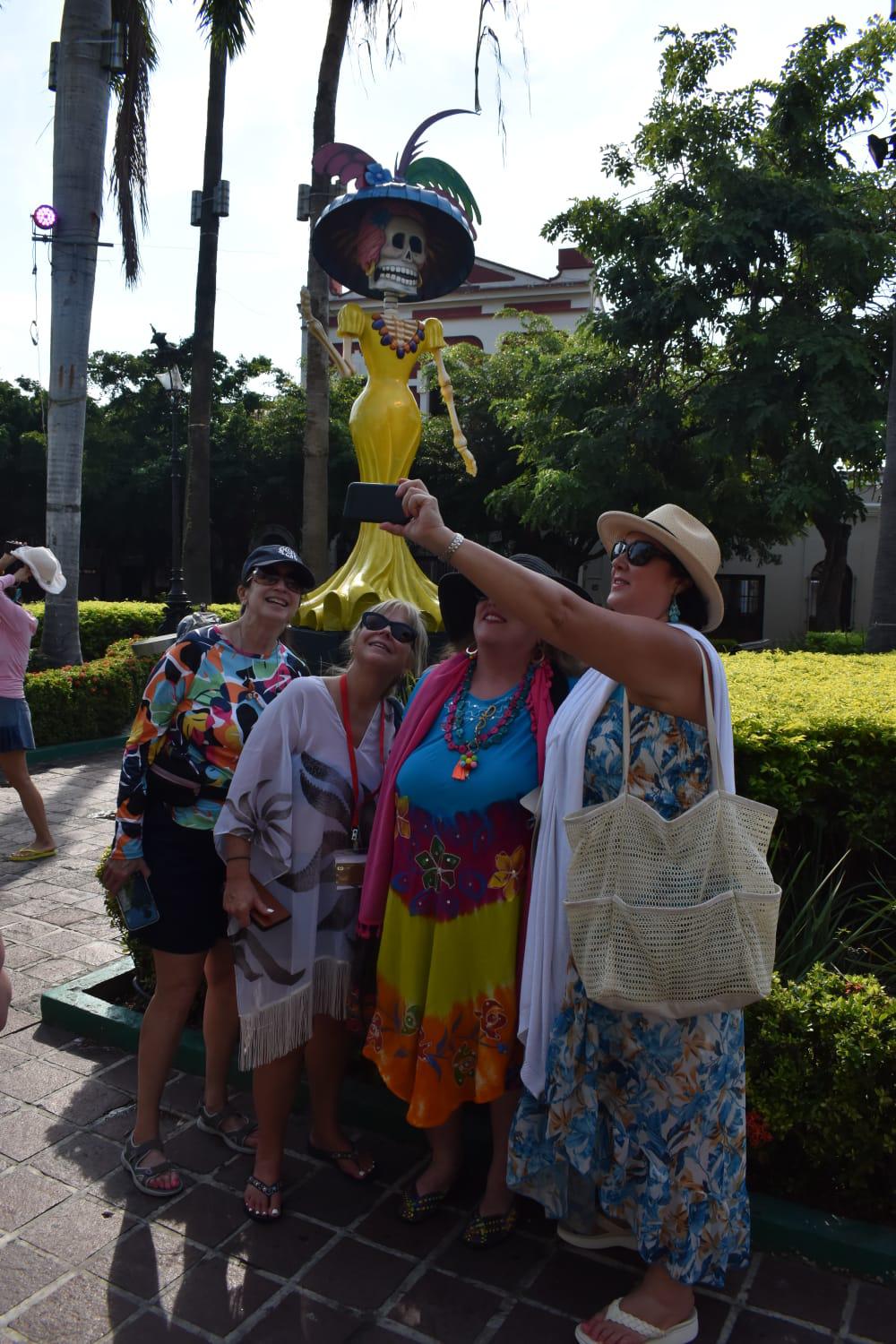 $!Gustan a turistas y locales las catrinas, calaveras y altares en el Centro Histórico de Mazatlán