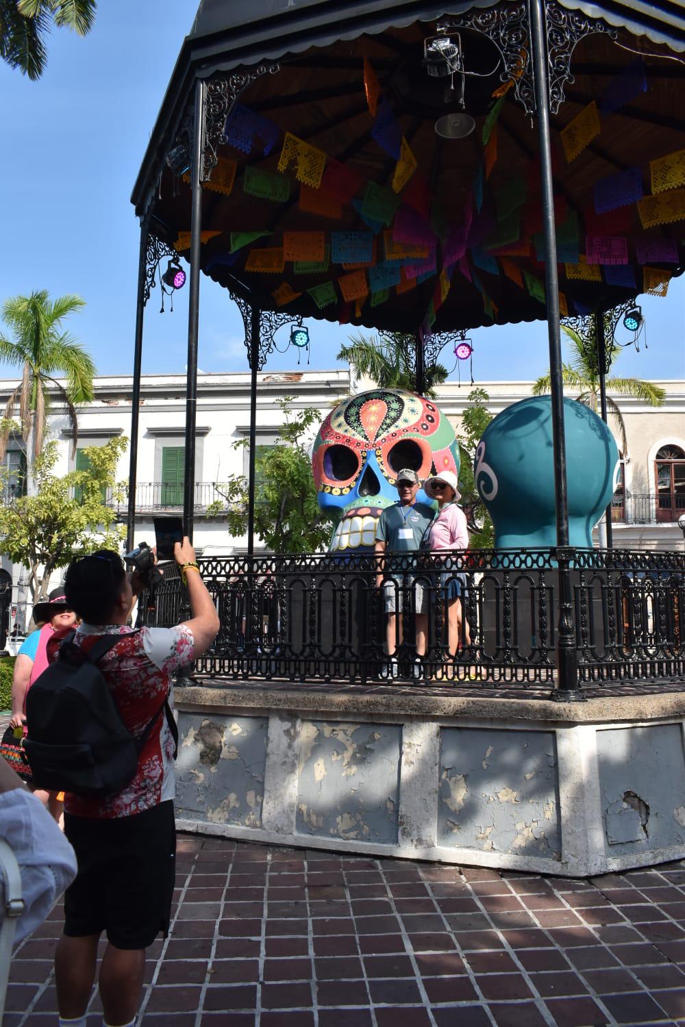 $!Gustan a turistas y locales las catrinas, calaveras y altares en el Centro Histórico de Mazatlán