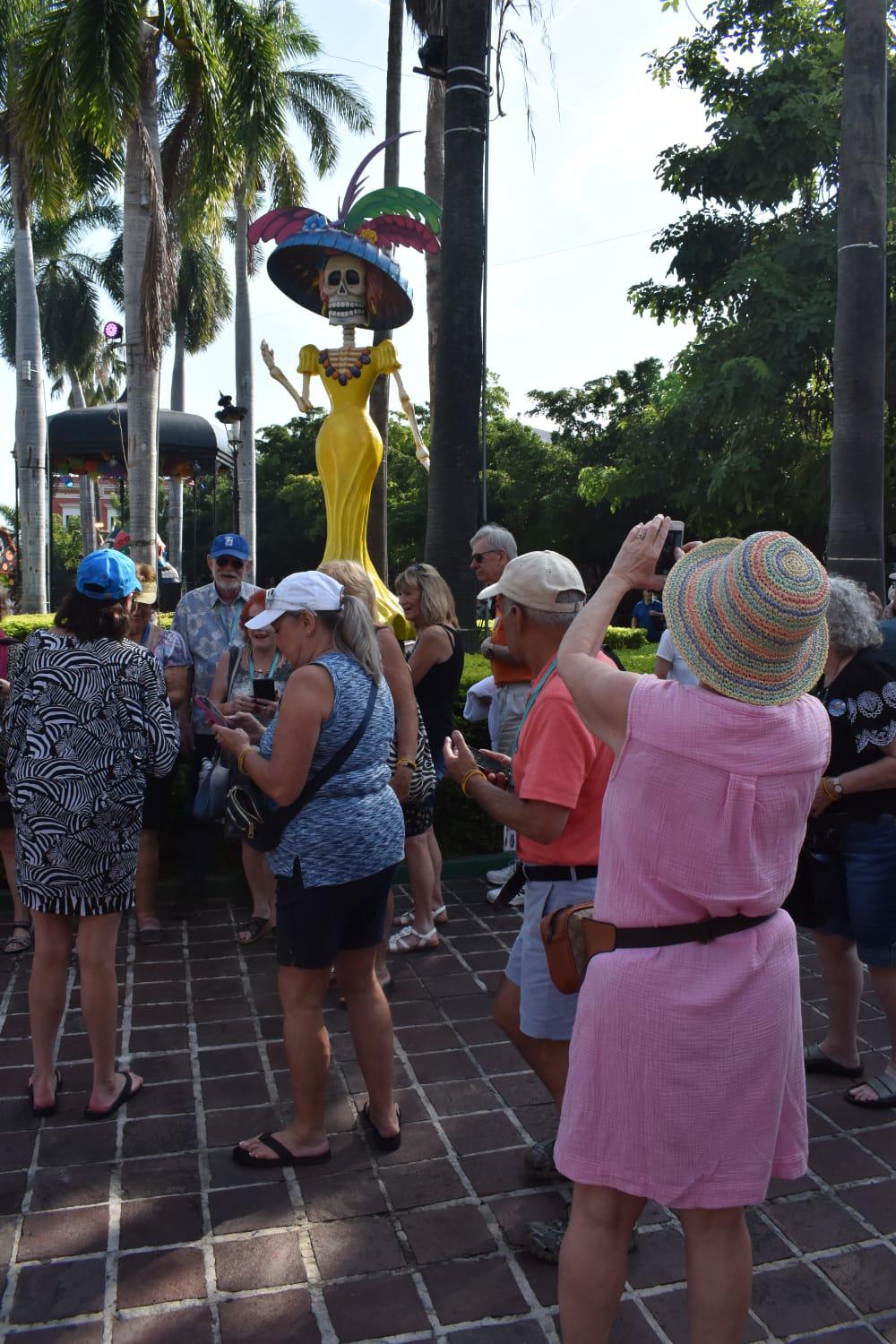 $!Gustan a turistas y locales las catrinas, calaveras y altares en el Centro Histórico de Mazatlán