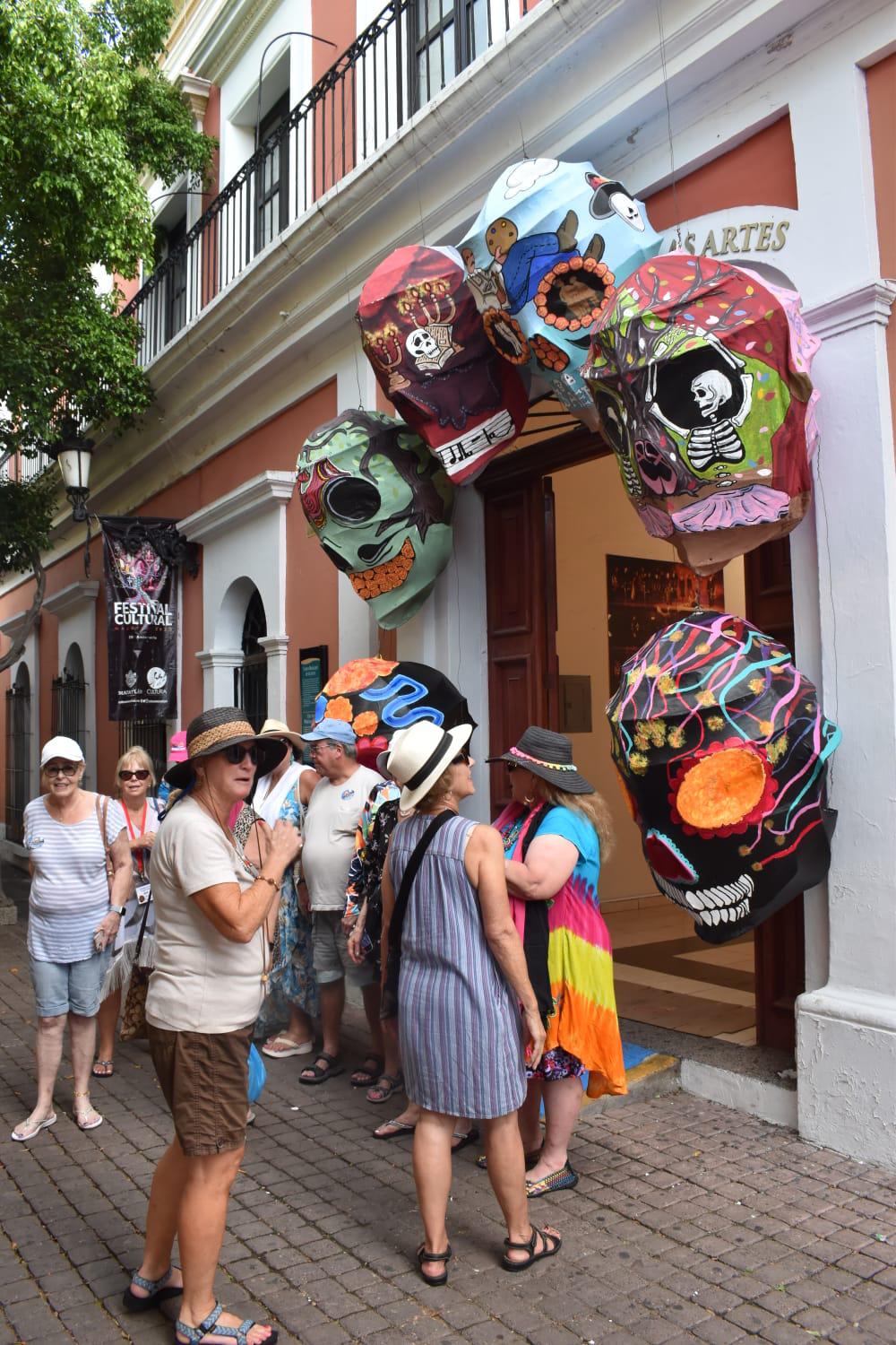 $!Gustan a turistas y locales las catrinas, calaveras y altares en el Centro Histórico de Mazatlán