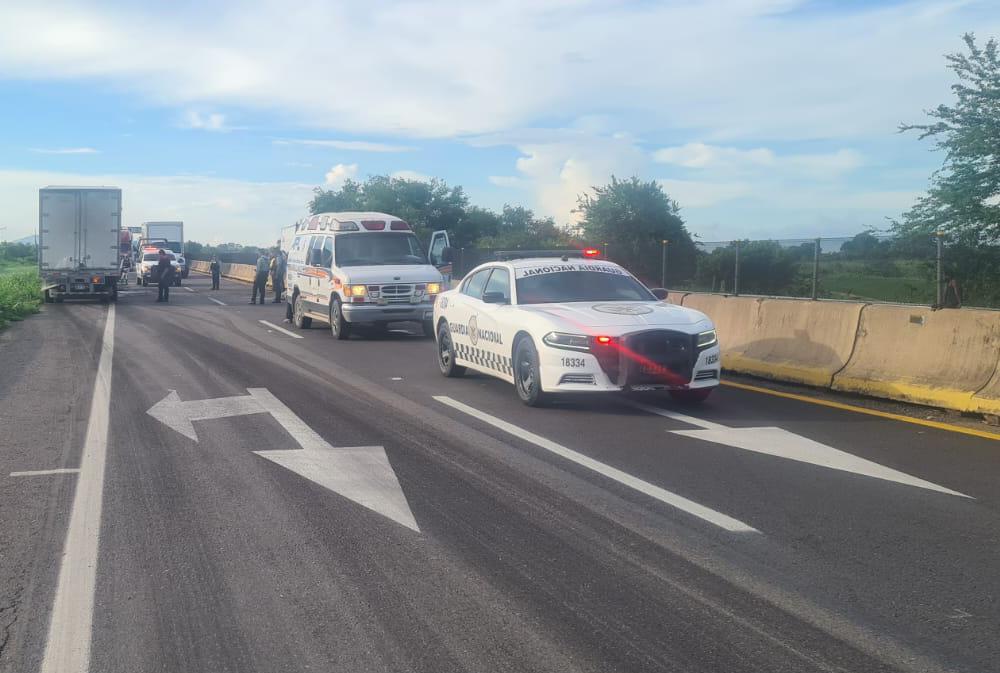 $!Torton vuelca en la Autopista Mazatlán-Culiacán; el conductor resulta lesionado