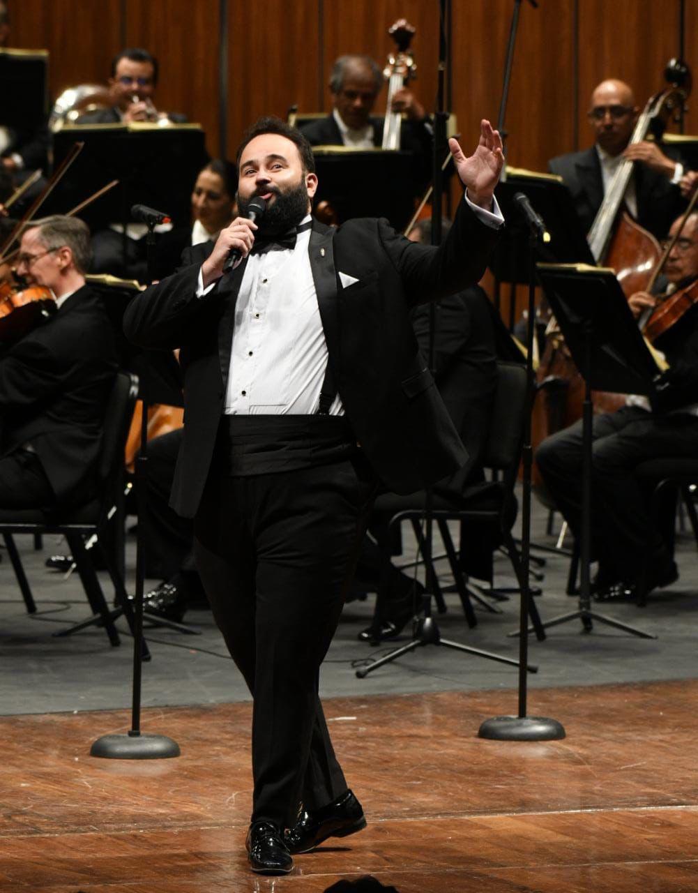 $!El tenor mazatleco tiene preparado un recital de villancicos para la velada.