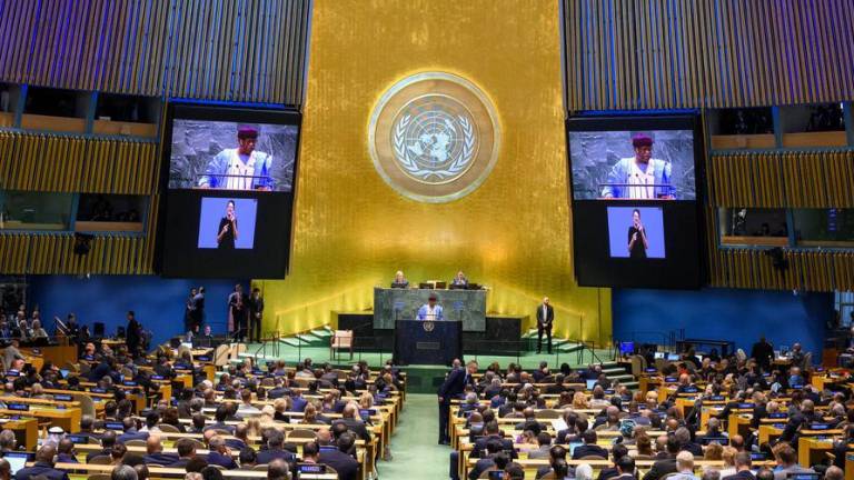 Philemon Yang (en el podio y en las pantallas), Presidente del 79º período de sesiones de la Asamblea General de las Naciones Unidas, pronuncia un discurso en la inauguración de la Cumbre del Futuro.