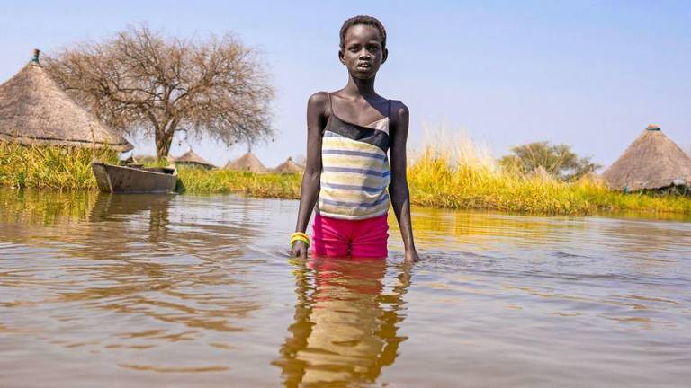 Un niño navega por las aguas de una inundación en el estado de Jonglei, en Sudán del Sur.