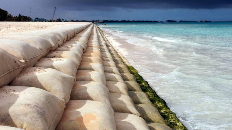 Sacos de arena alrededor del perímetro de “The Reclaimed Land”, una zona construida en Tuvalu para proteger la tierra de la erosión del mar.