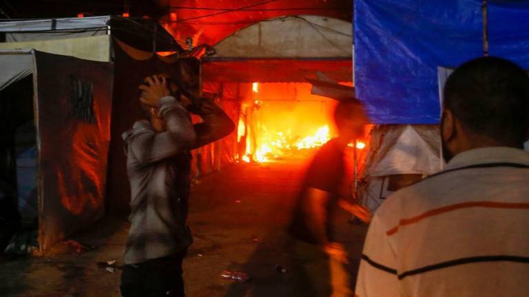 Un ataque aéreo israelí en el patio del hospital Al Aqsa de Gaza, donde la gente buscaba refugio.