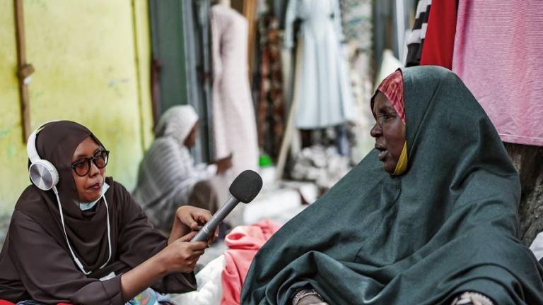 Una periodista realiza una entrevista en Somalia.