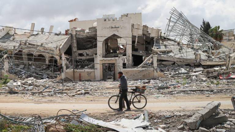 Jan Yunis yace en ruinas tras la retirada de las fuerzas israelíes.