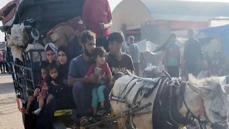 Familias huyendo de Rafah.