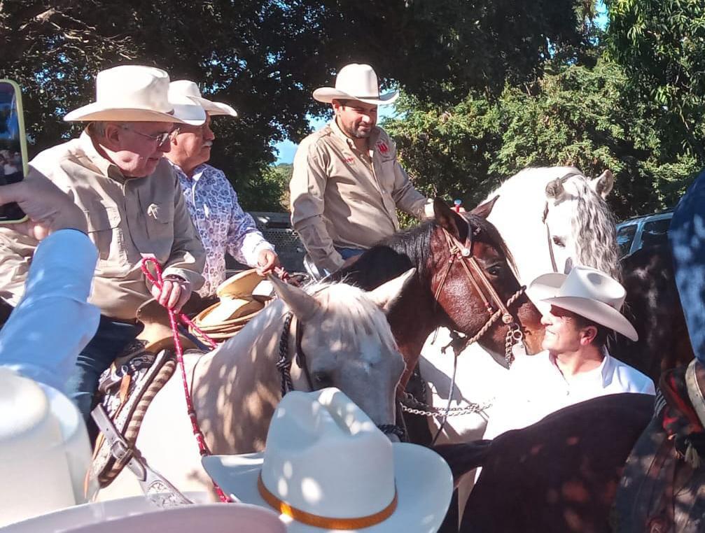 $!Celebran en Mazatlán la Gran Cabalgata de la familia Escobar