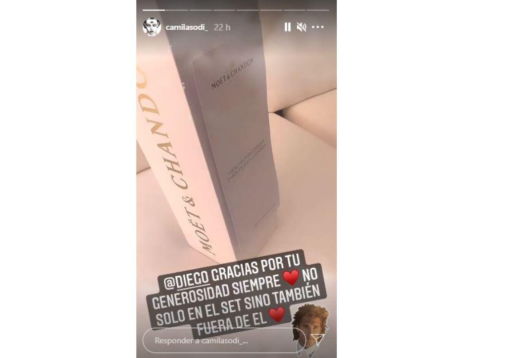 $!Diego Boneta envía regalo a Camila Sodi por estreno de Luis Miguel, la serie