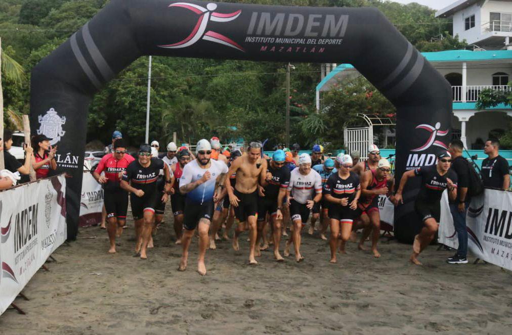 $!José Favela y Antonella Guzmán conquistan Triatlón de la Isla de la Piedra