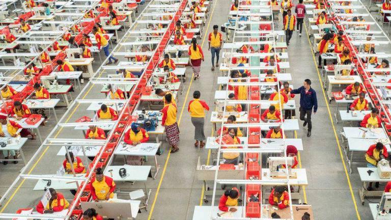 Trabajadores de una fábrica de calzado de propiedad china en Addis Abeba (Etiopía).