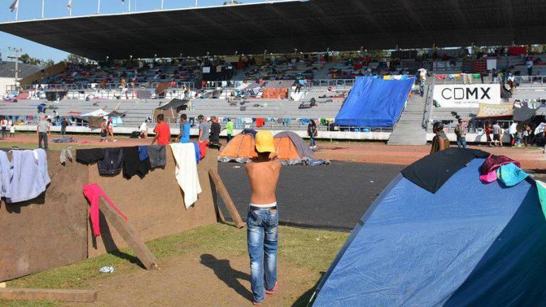 Migrantes centroamericanos albergados en un estadio de la Ciudad de México en octubre de 2018.