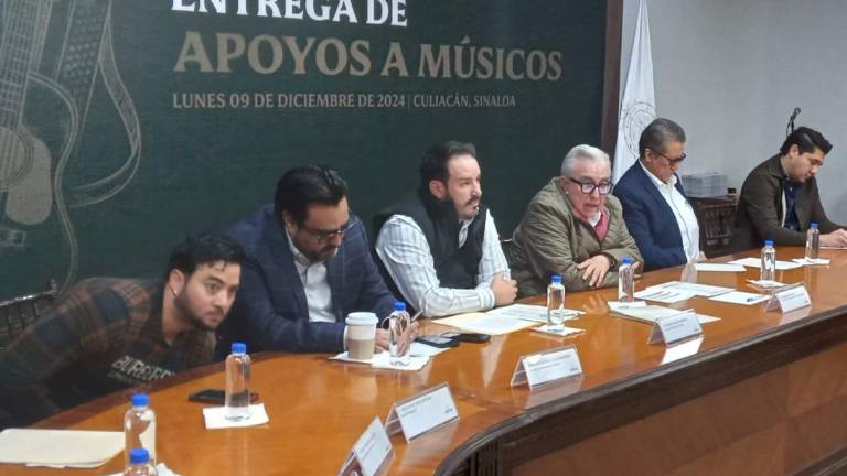 En un acto simbólico se entregaron 2 mil 500 pesos en cheque por músico a un grupo de 50 músicos.